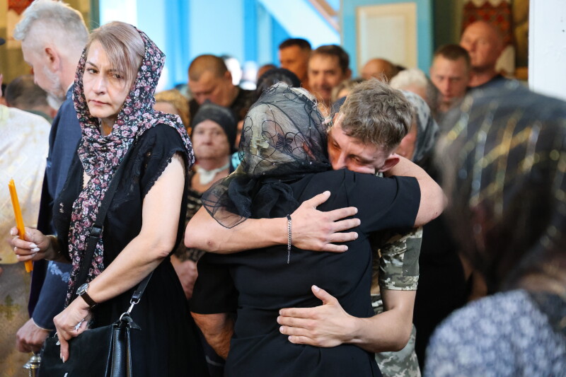 Замість зустрічі — останнє прощання: у Луцькій громаді син із фронту приїхав на похорон батька, який загинув на війні