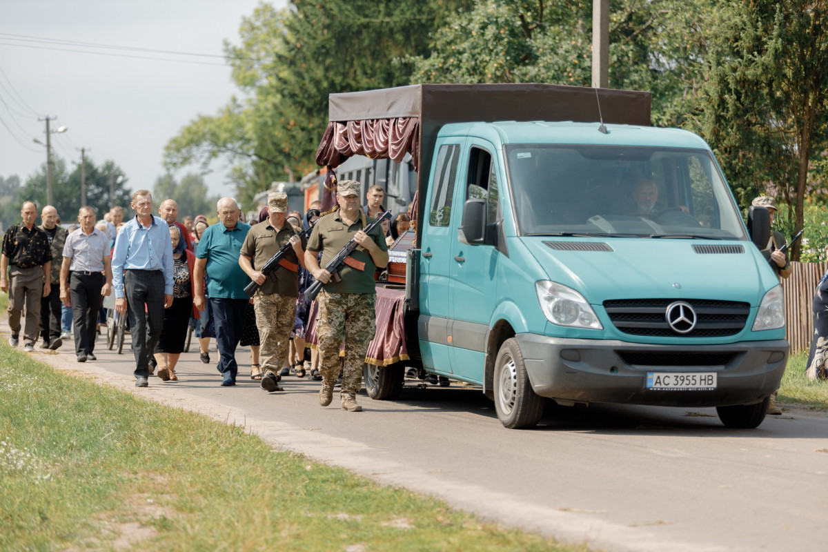 Кращі сини України йдуть у Небесне військо: на Волині в останню дорогу провели загиблого воїна Анатолія Захарчука