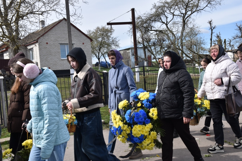 Коровай ділили на кладовищі: на Волині сотні людей прийшли попрощатися з Героєм Миколою Гацем