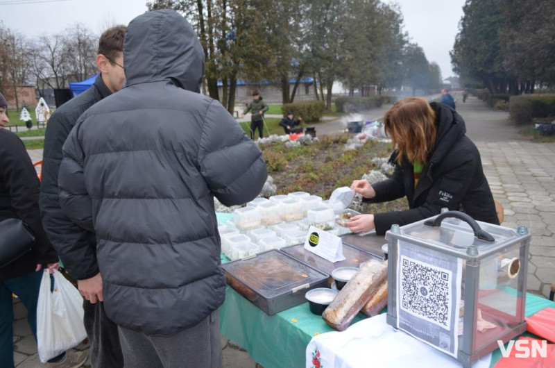 У місті на Волині на благодійному ярмарку зібрали майже 120 тисяч гривень для ЗСУ. Фоторепортаж