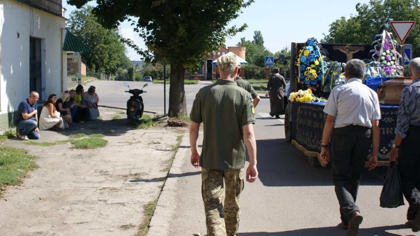 Не встиг натішитися першою онучкою: на Волині провели в останню дорогу воїна Олексія Калюха