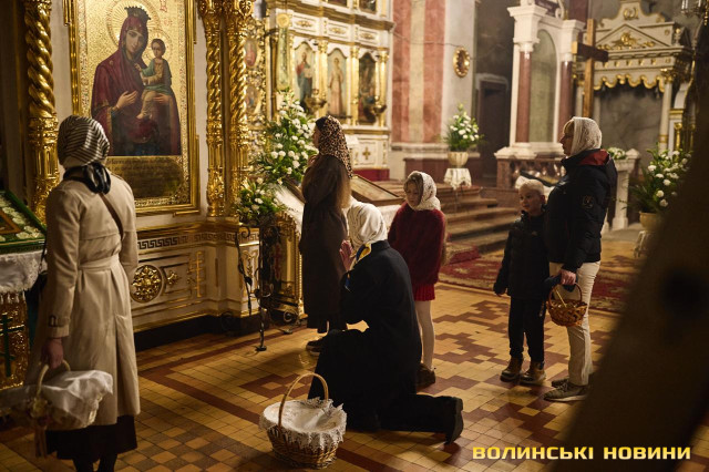 Як у Луцьку освячували кошики напередодні Великодня