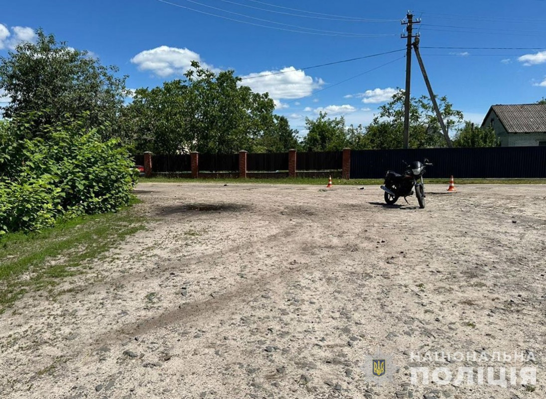 Один - за кермом ВАЗу, інший - на мотоциклі: на Волині зіткнулися водії - підлітки