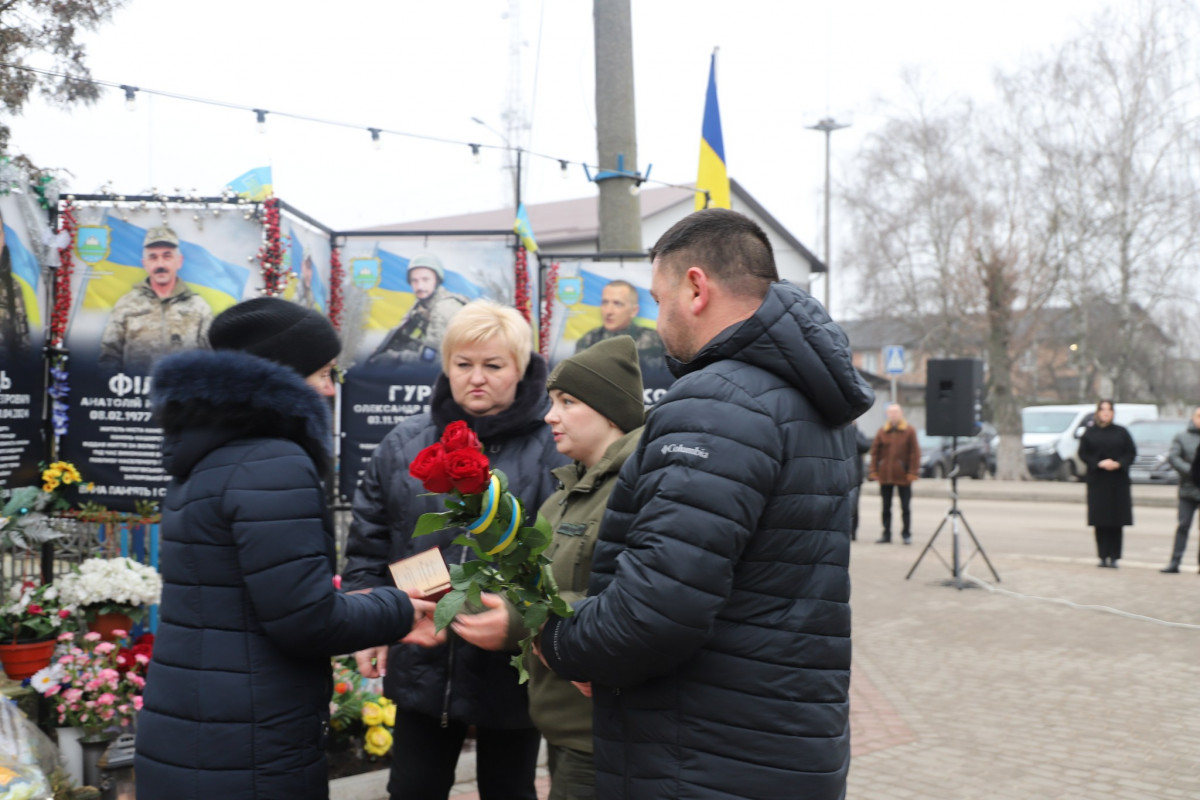 Сподівалися, що захисники з війни повернуться живими та не судилося: рідним загиблих Героїв з Волині вручили їхні ордени