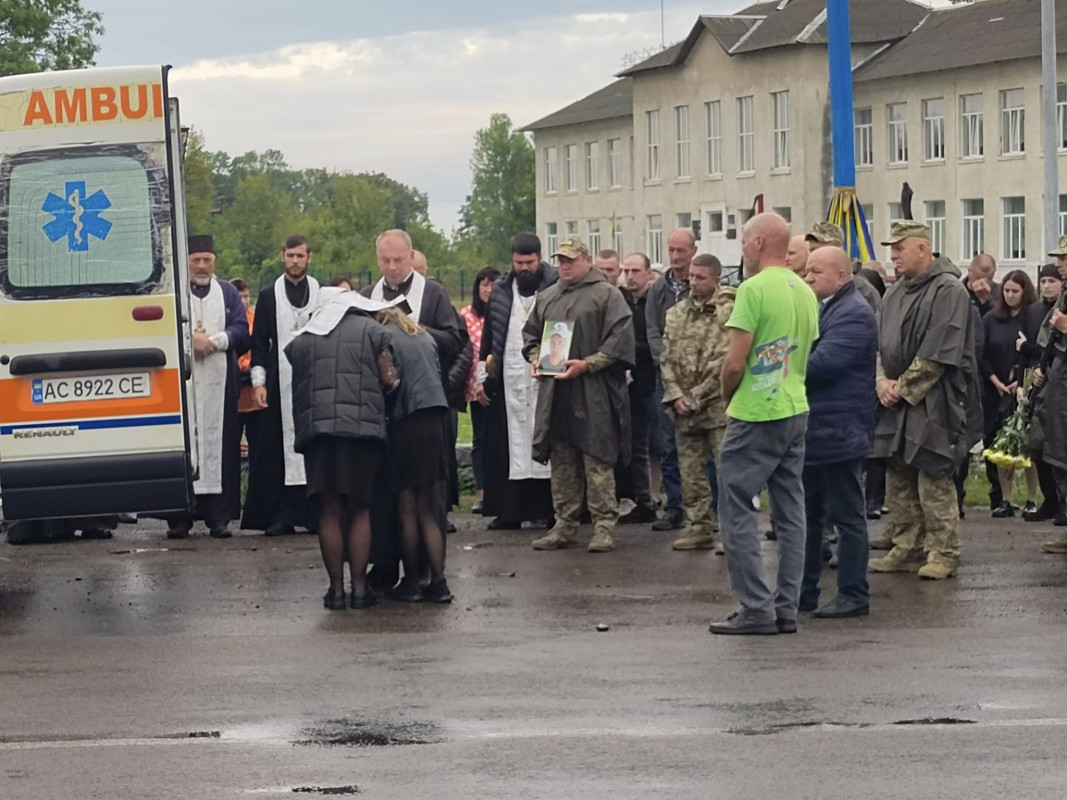 Був 3 тижні на передовій: громада на Волині попрощалася із 28 загиблим на війні Героєм-земляком Олександром Дубчуком