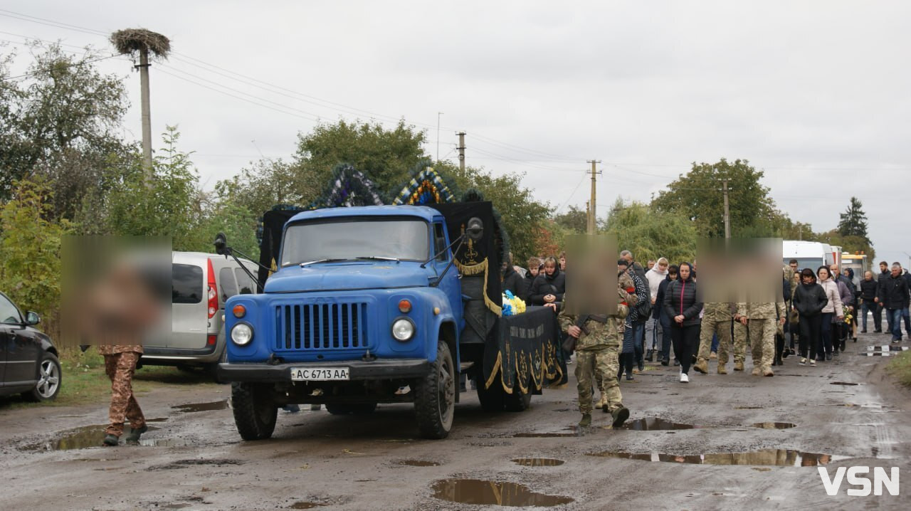 «Все питала, коли приїдеш, а ти казав, немає ким замінити...», - на Волині попрощалися з Героєм Сергієм Шевчуком