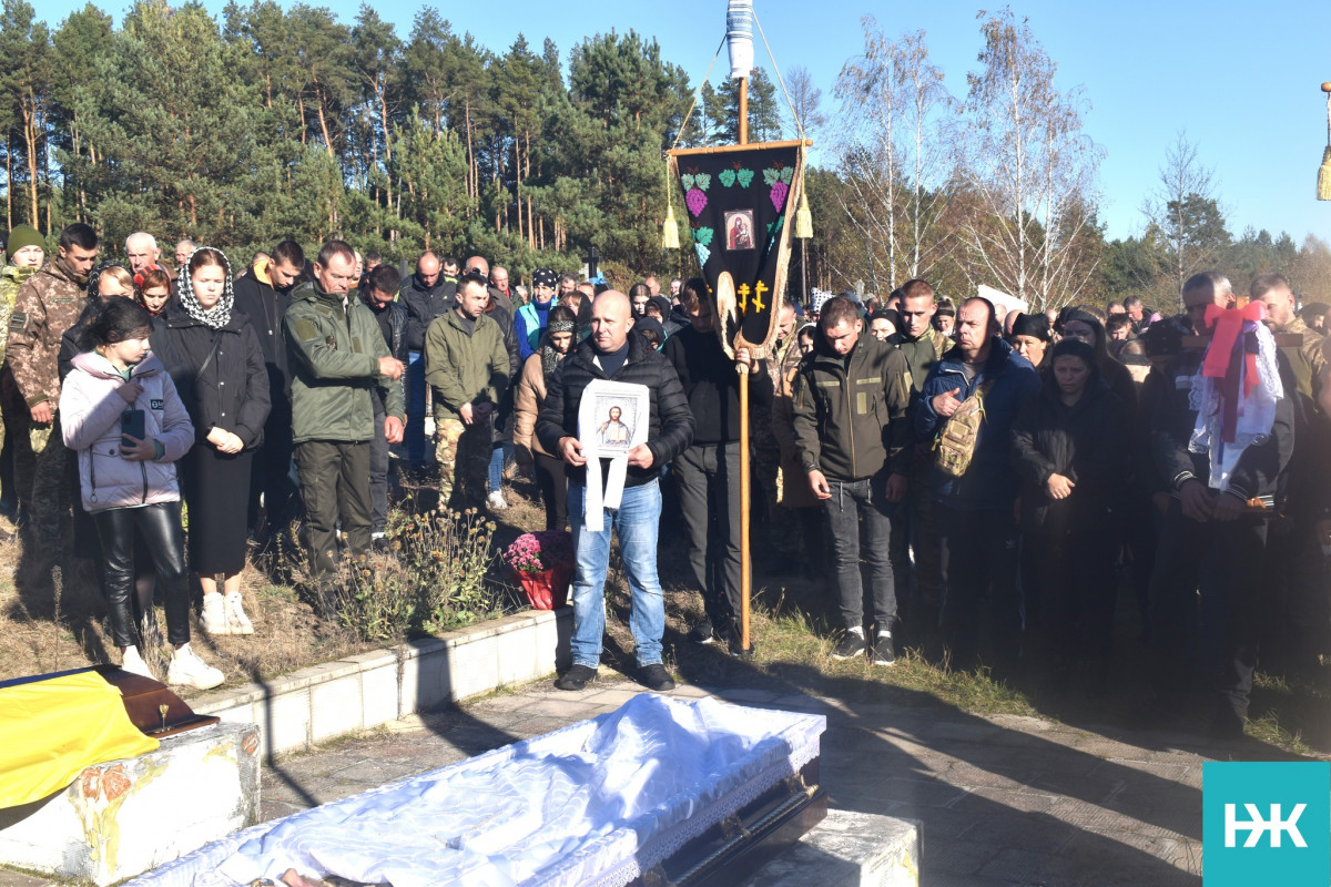 Коровай гірчив від сліз, розділили його на кладовищі: на Волині поховали молодого Героя Івана Комзюка