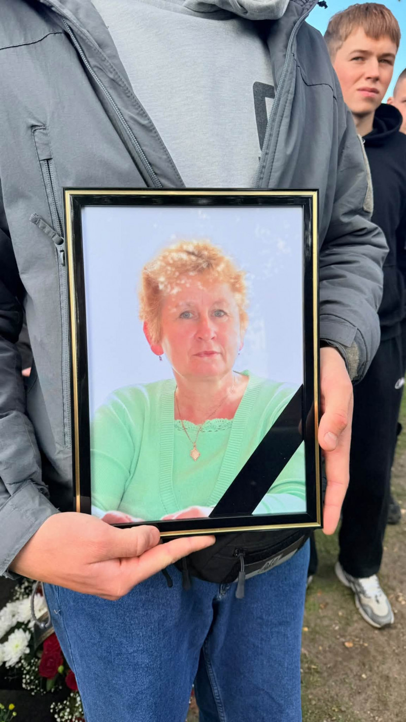 «Шкільний дзвінок прозвучав востаннє»: на Волині попрощалися з вчителькою