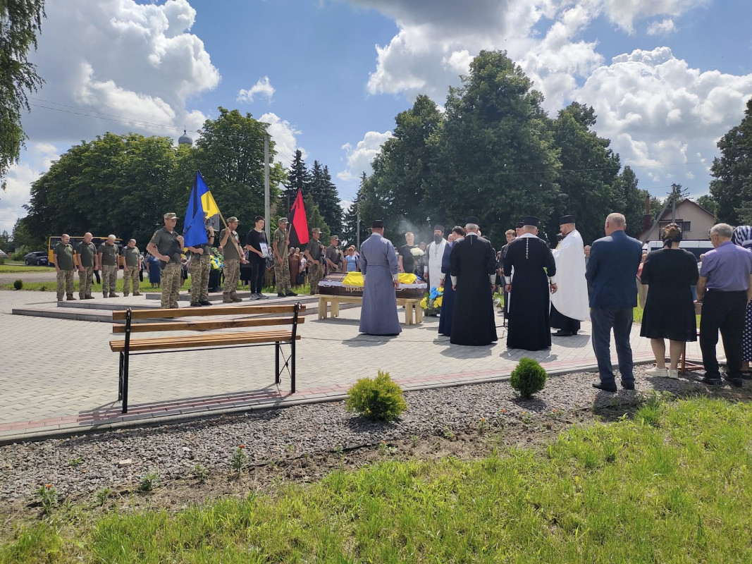 Життя Героя трагічно обірвалося у Курській області: на Волині в останню дорогу провели Віктора Кревського