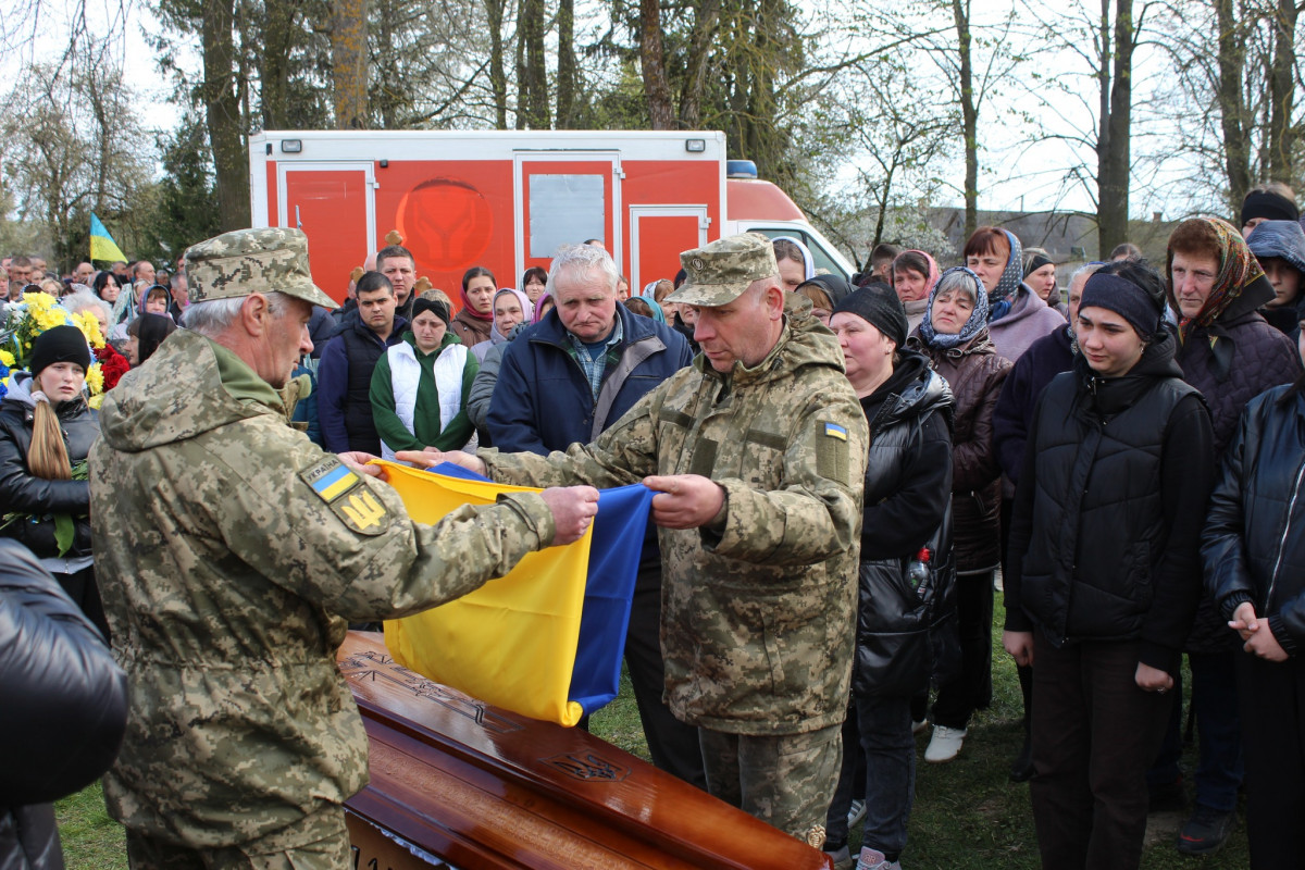 «Тепер тато захищатиме з небес»: волиняни попрощалася з 25-річним Антоном Хвостюком