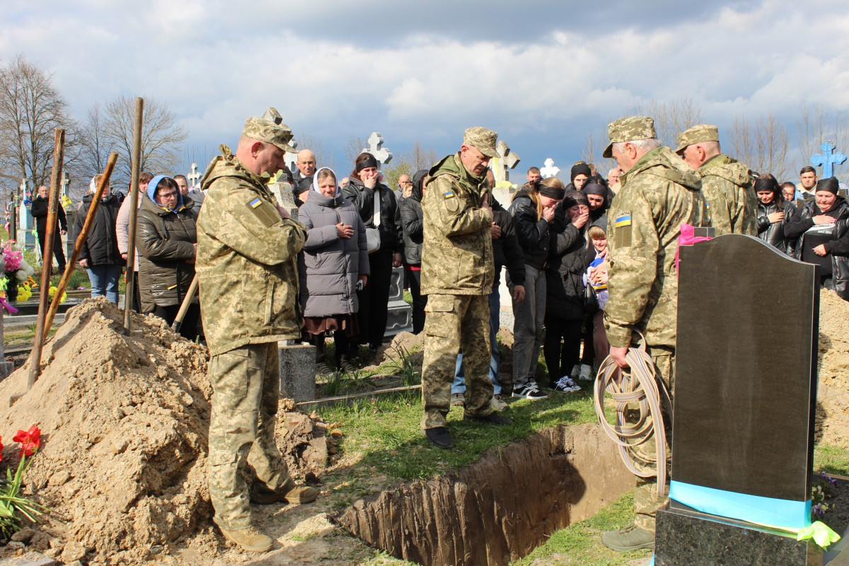 «Тепер тато захищатиме з небес»: волиняни попрощалася з 25-річним Антоном Хвостюком