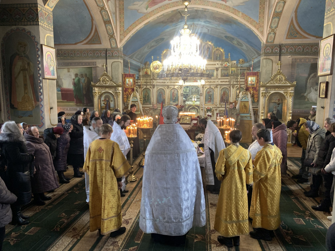 Останній пост прикордонника: жителі громади на Волині на колінах в останню дорогу провели Героя Павла Маєвського