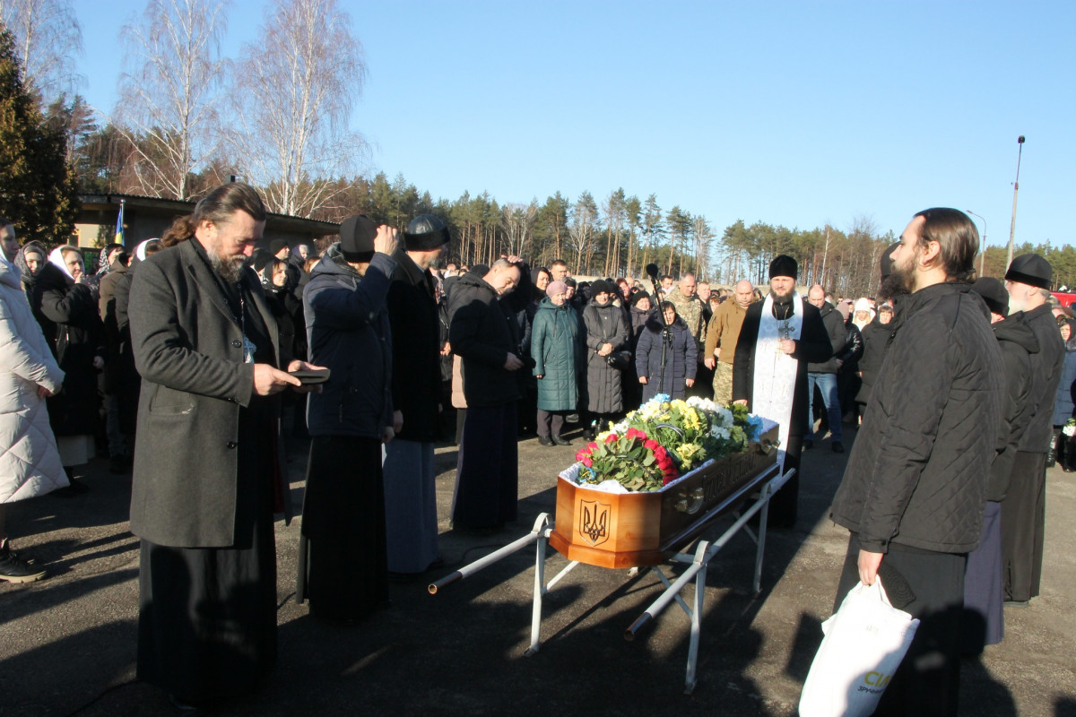 Йому навіки 25 років: на Волині всім селом прощалися з молодим Героєм Богданом Борисюком