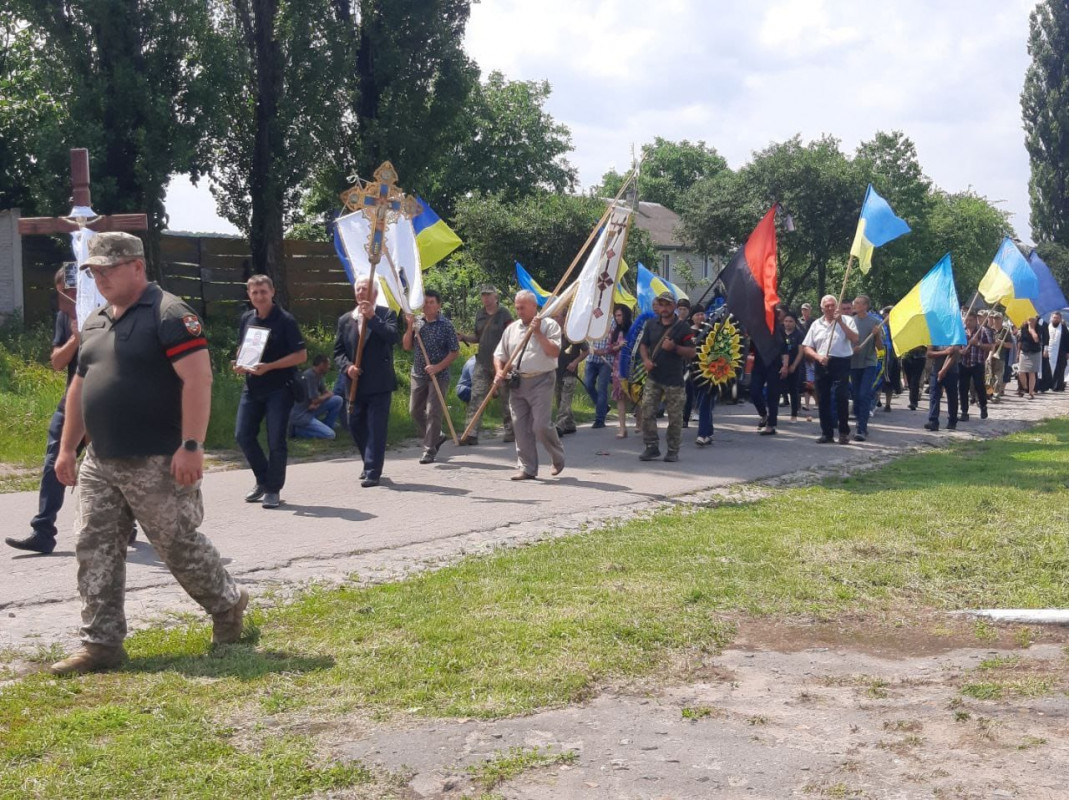 Волиняни на колінах з повним серцем болю попрощалися із загиблим Героєм Володимиром Сидляром