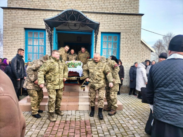 Наймолодший із трьох синів: на Волині попрощалися з Героєм Олександром Євстуровим