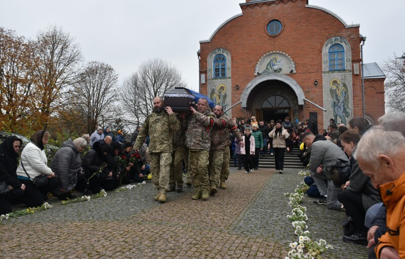 Загинув понад рік тому: у Луцькому районі провели в останню путь військовослужбовця Сергія Хомича