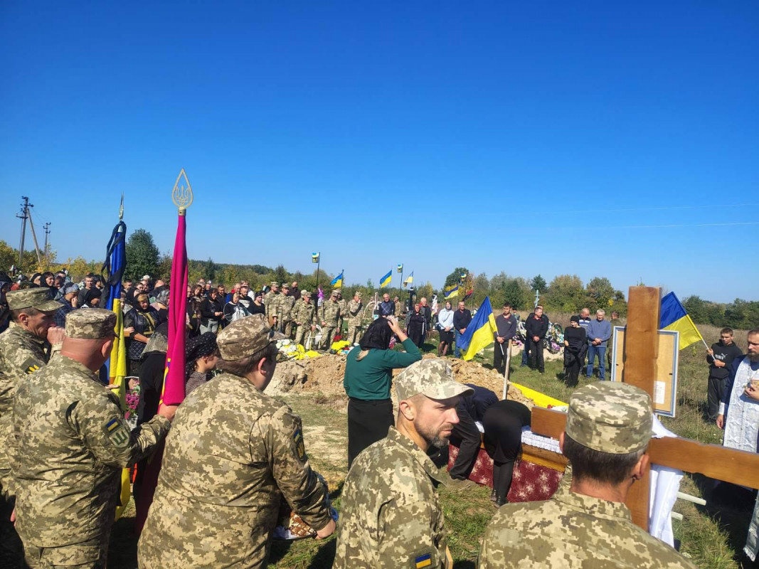 Йому назавжди 29: на Волині провели в останню путь Героя Дмитра Різника