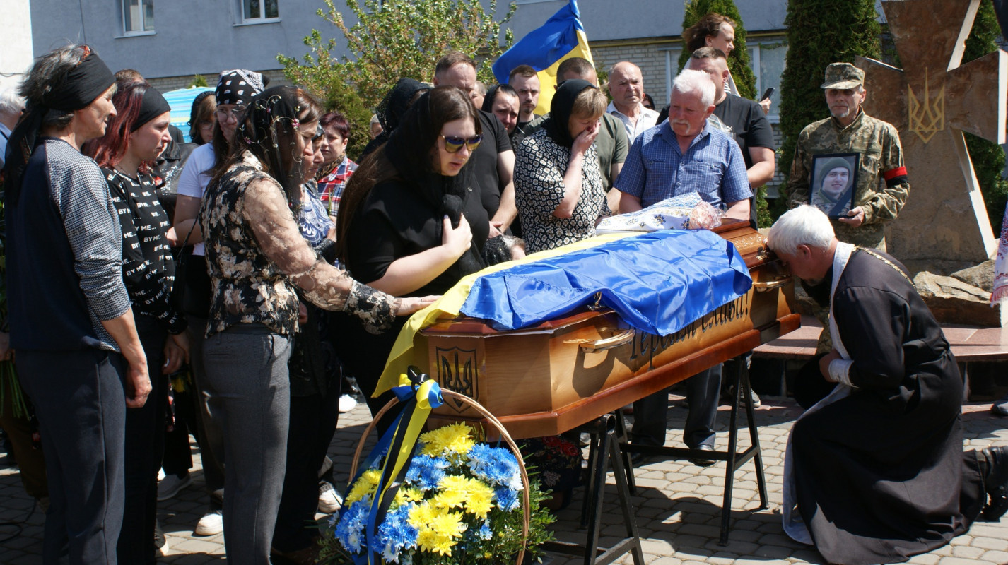 Після 789 днів очікування: на Волині провели в останню дорогу 21-річного Героя Івана Бречка