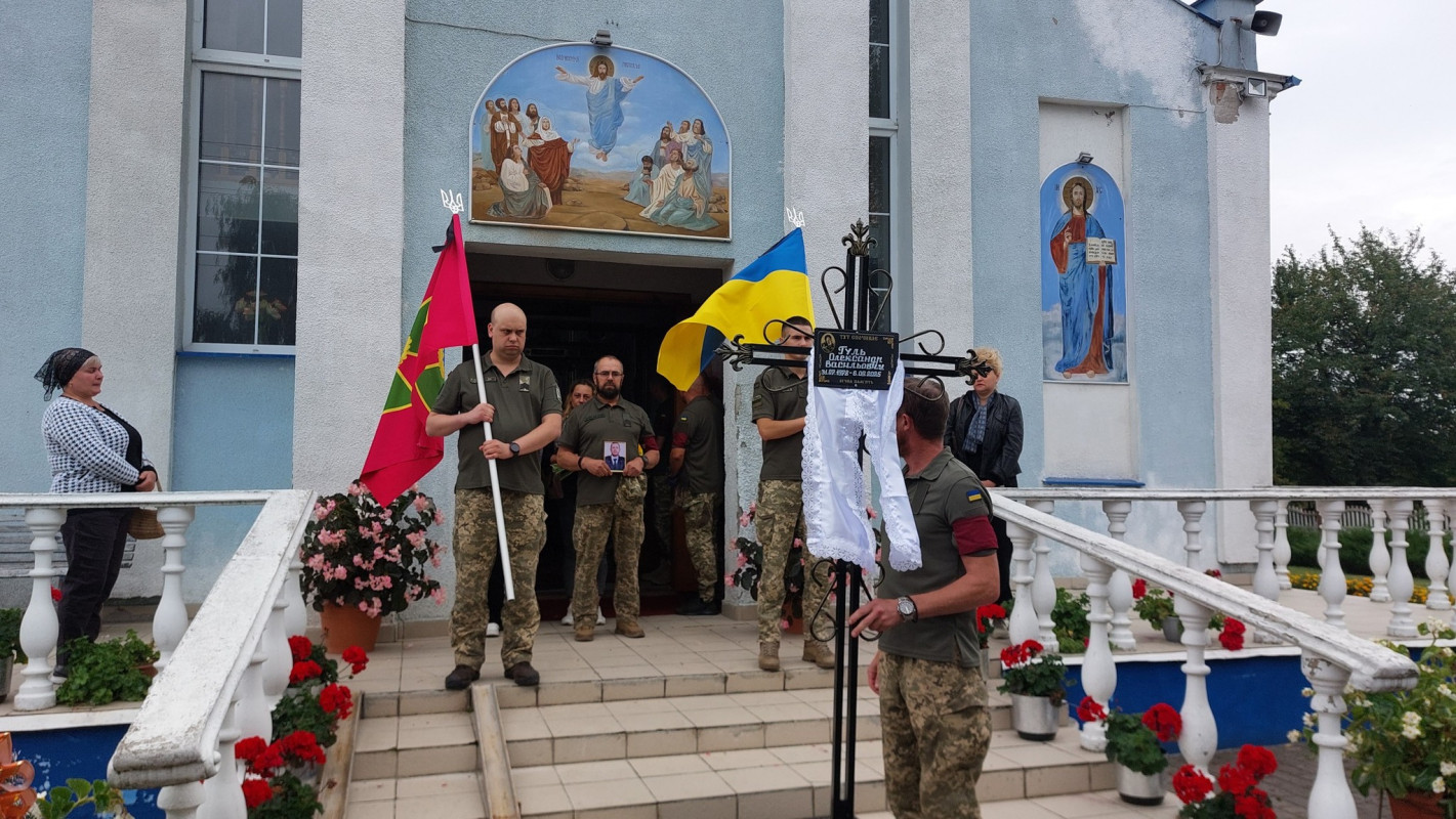 Три місяці боротьби за життя: на Волині провели в останню дорогу захисника Олександра Гуля
