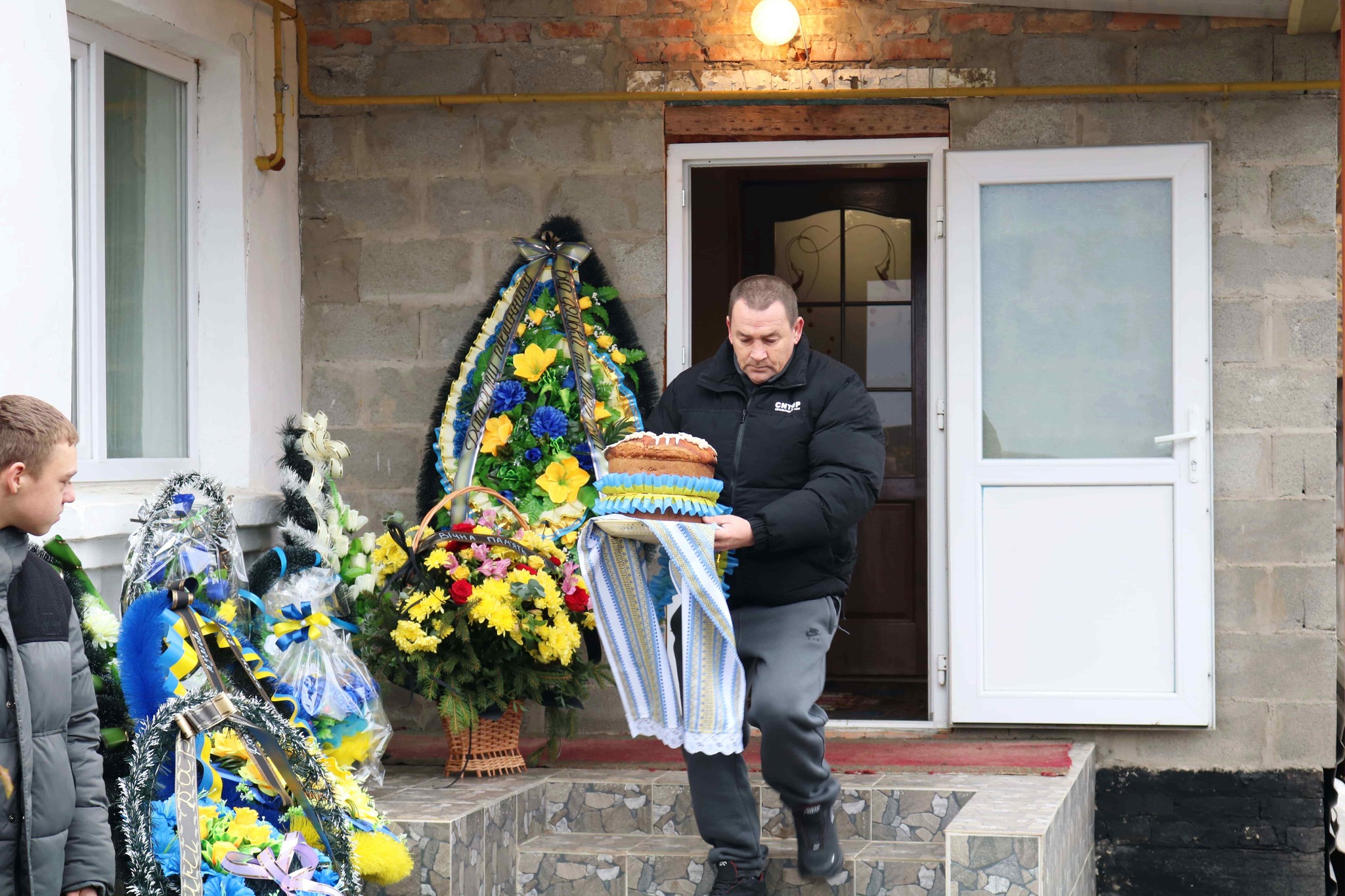Понад рік вважався безвісти зниклим: у Луцькому районі поховали Героя Василя Цвілюка