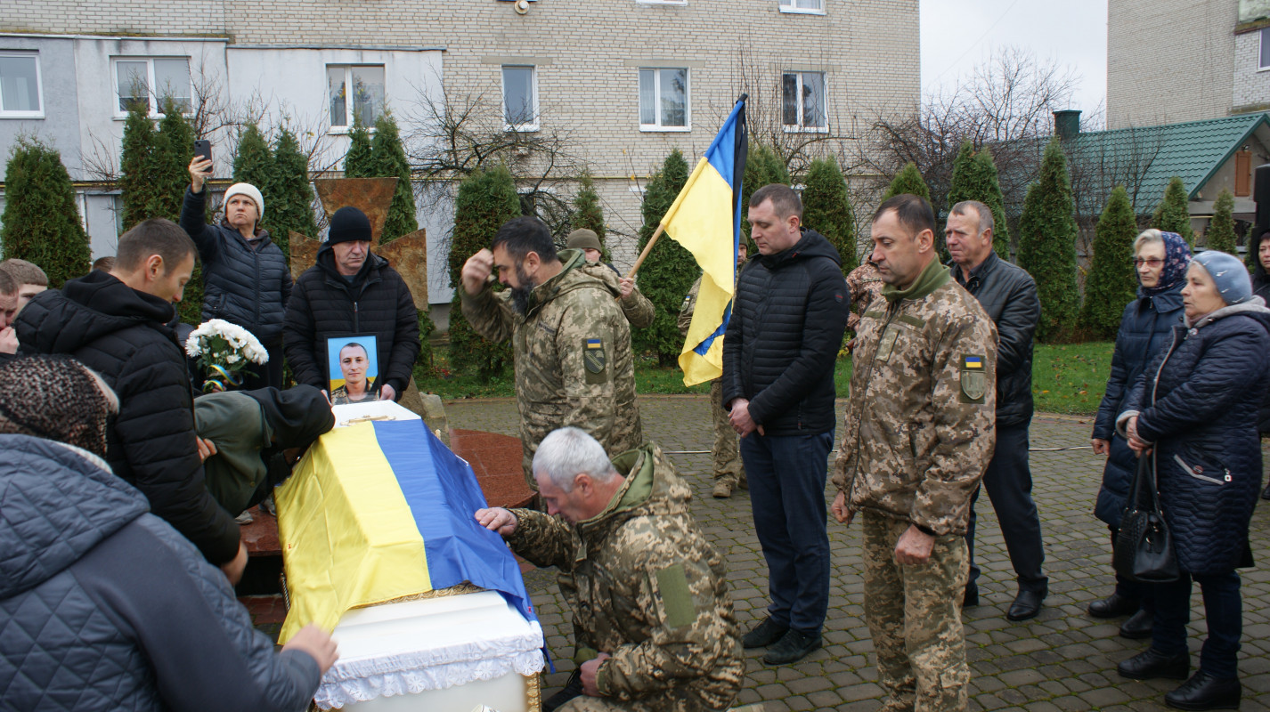 «Встелили всі села квітами, а хлопчика мого немає…»: у громаді на Волині провели в останню дорогу Героя Миколу Загоровця