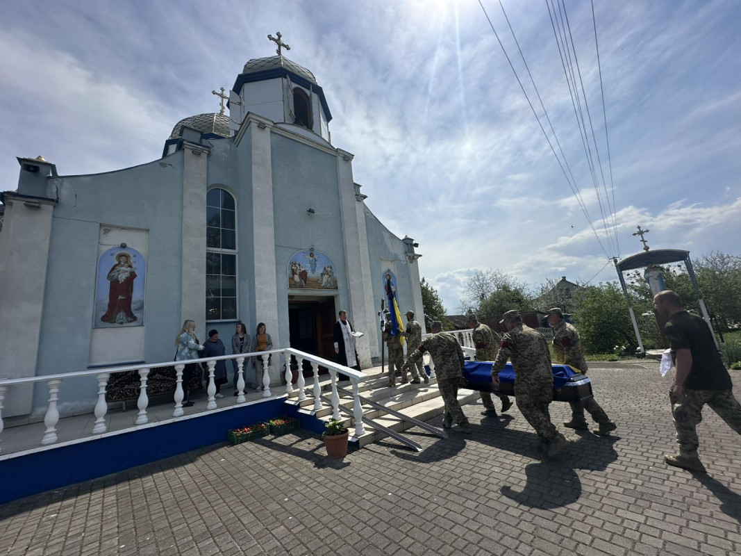 Назавжди в строю: на Волині попрощалися із захисником України Андрієм Вересом