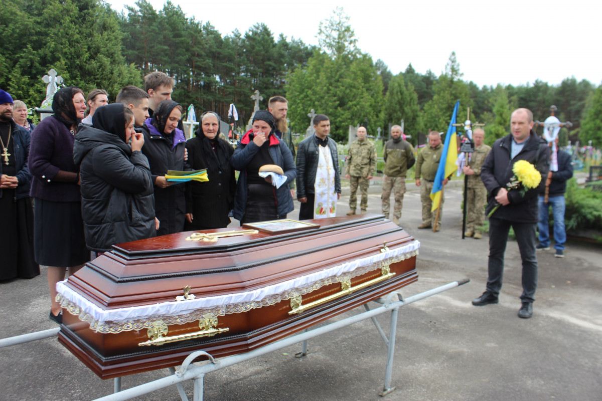 У Маневичах в останню земну дорогу провели воїна Андрія Іщика