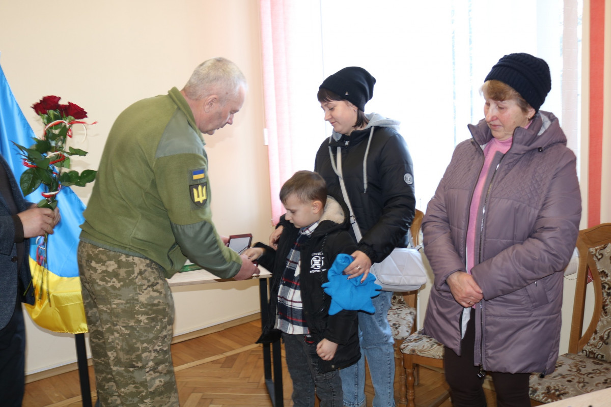 Дружина і двоє діток не дочекалися Героя з війни: воїна з Волині Президент України посмертно нагородив орденом