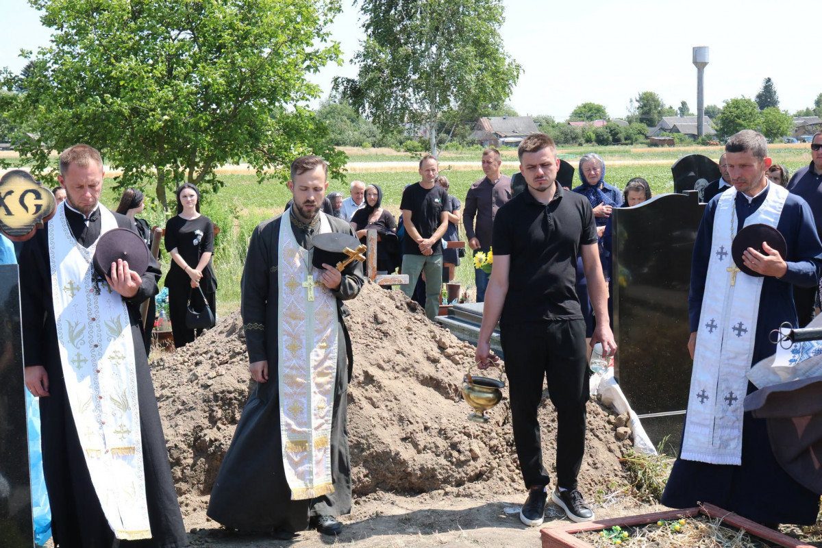 Майже 2 роки рідні жили надією на його повернення: у Луцькому районі поховали Героя Миколу Якубовича