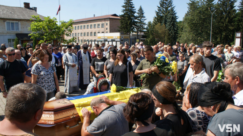 Рідні сподівалися, що в полоні, але дива не сталося: у Рожищі провели в останню путь воїна Миколу Катеринюка