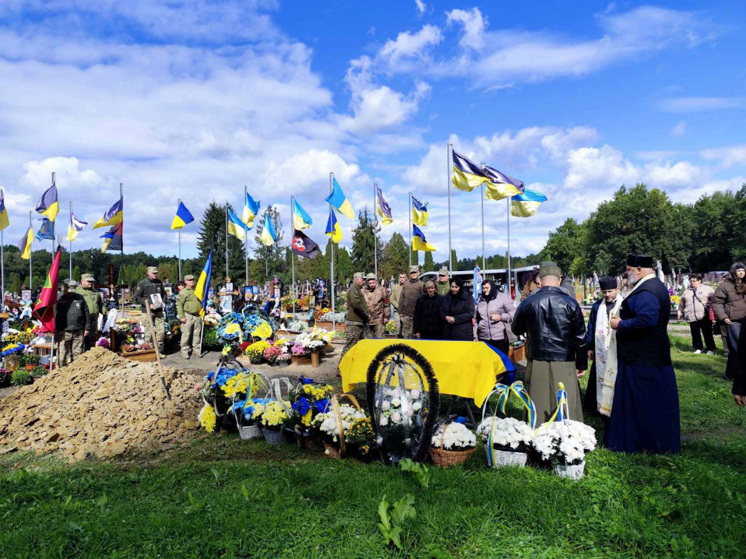 Загинув понад рік тому: у Луцькому районі провели в останню путь захисника Юрія Бондарука