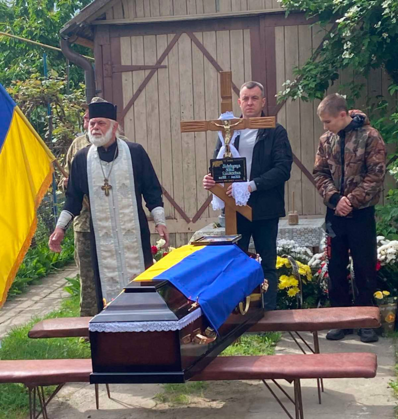 Довгі місяці невідомості та надії: на Волині в останню дорогу провели 41-річного Героя Юрія Пивоварчука