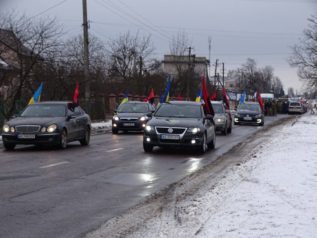 Повернувся додому «на щиті»: волиняни провели на вічний спочинок полеглого капітана Олександра Євтушка