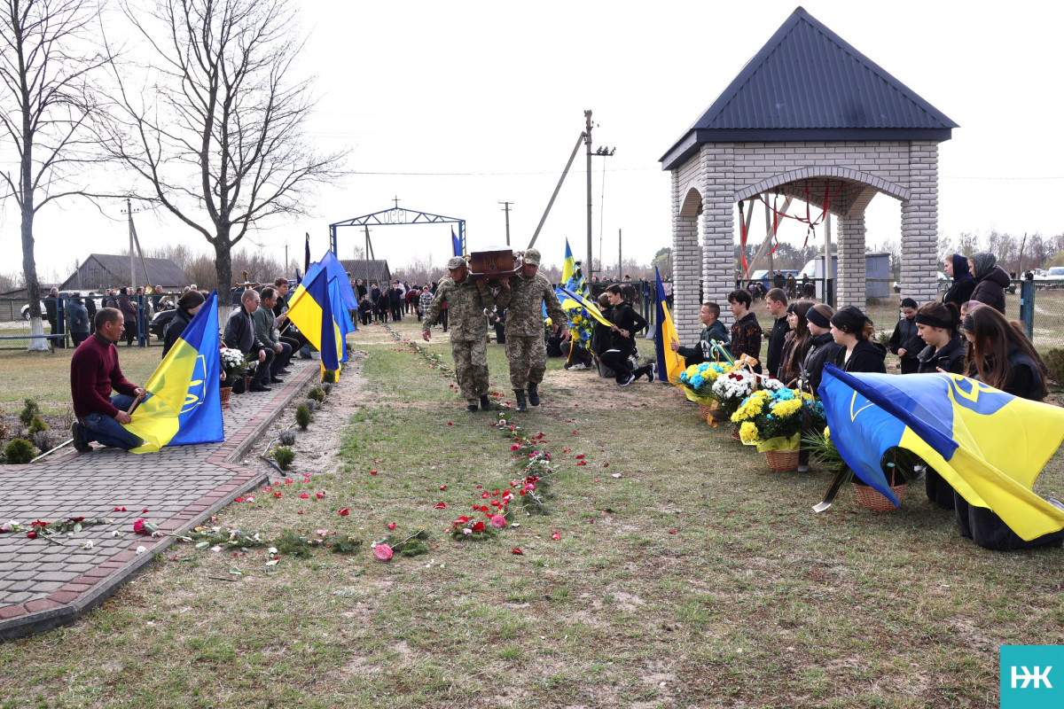 Пройшов АТО та пекло полону: на Волині попрощалися з Героєм Олександром Домальчуком