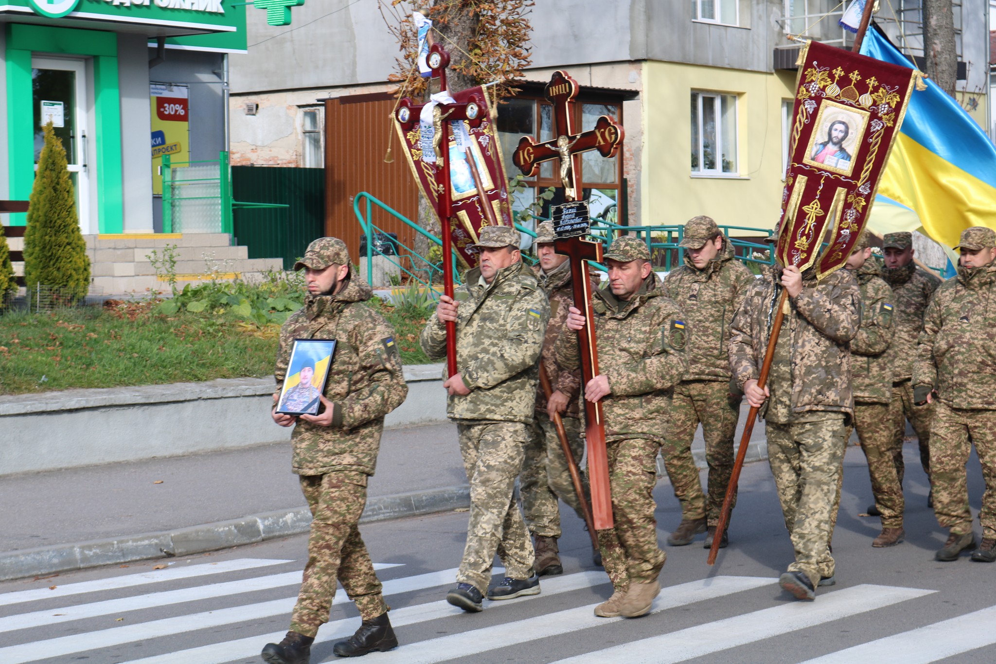 Білим ангелом повернувся додому «на щиті»: на Волині в останню дорогу полеглого на війні Андрія Тихого