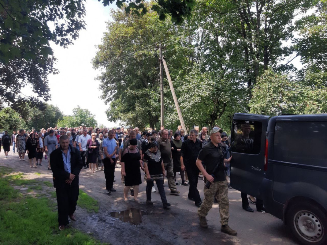 Волиняни на колінах з повним серцем болю попрощалися із загиблим Героєм Володимиром Сидляром