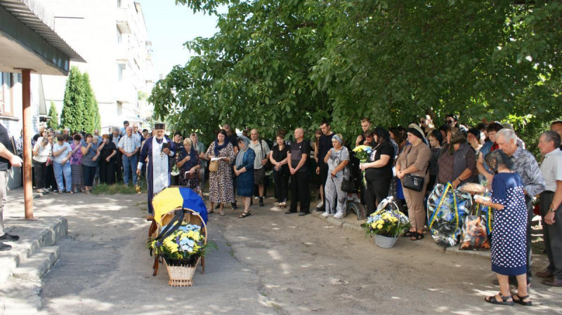 Не встиг натішитися першою онучкою: на Волині провели в останню дорогу воїна Олексія Калюха