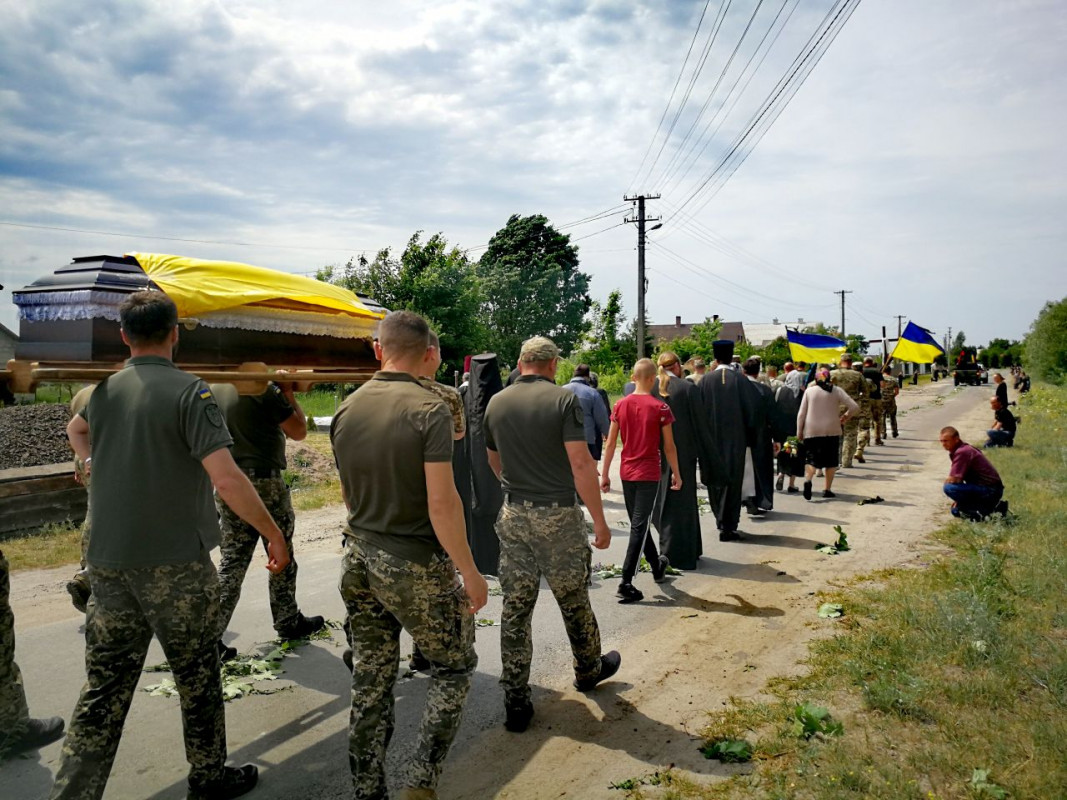 Понад півроку вважався зниклим безвісти: на Волині поховали Героя Олексія Омельчука