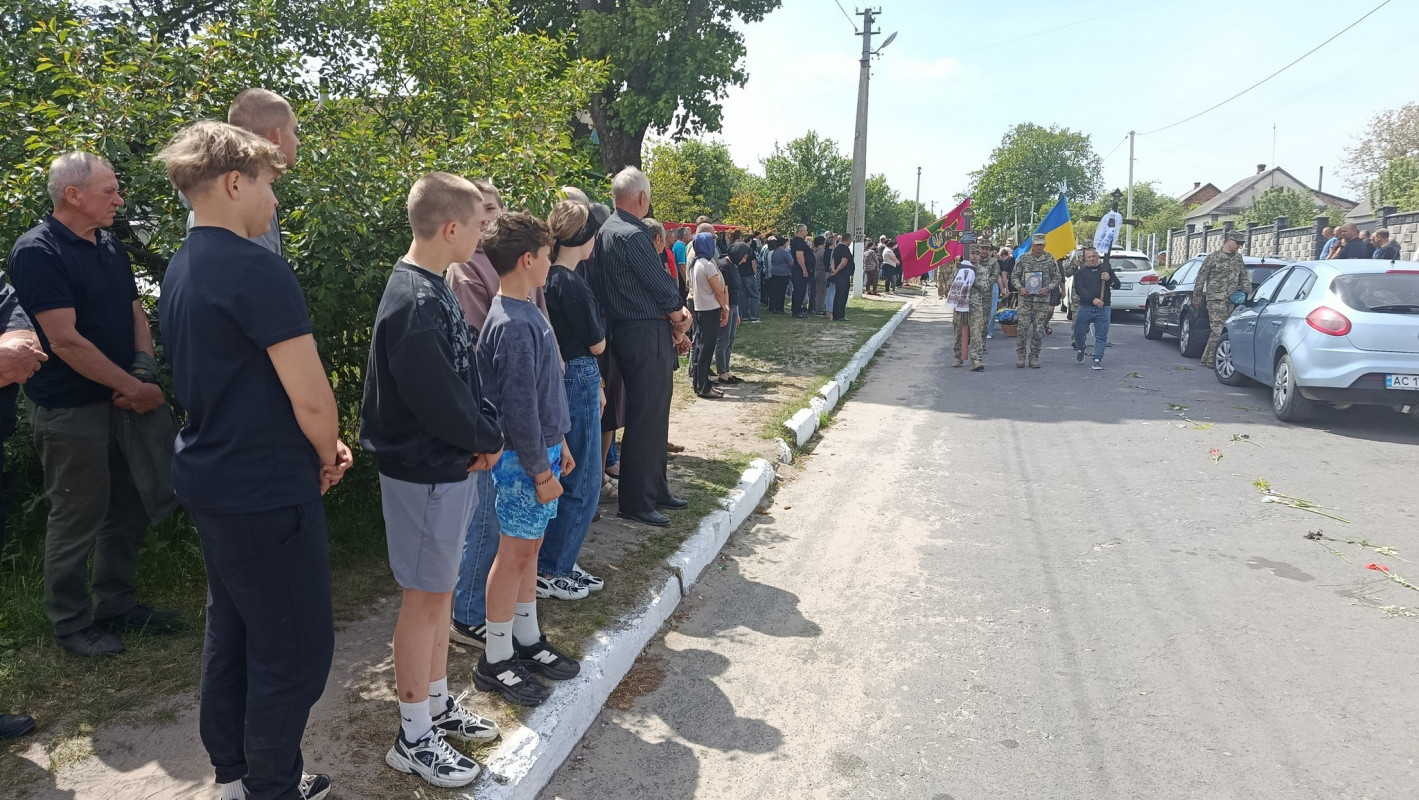Без батька залишилися троє донечок: волиняни попрощалися із загиблим Героєм Андрієм Григолою
