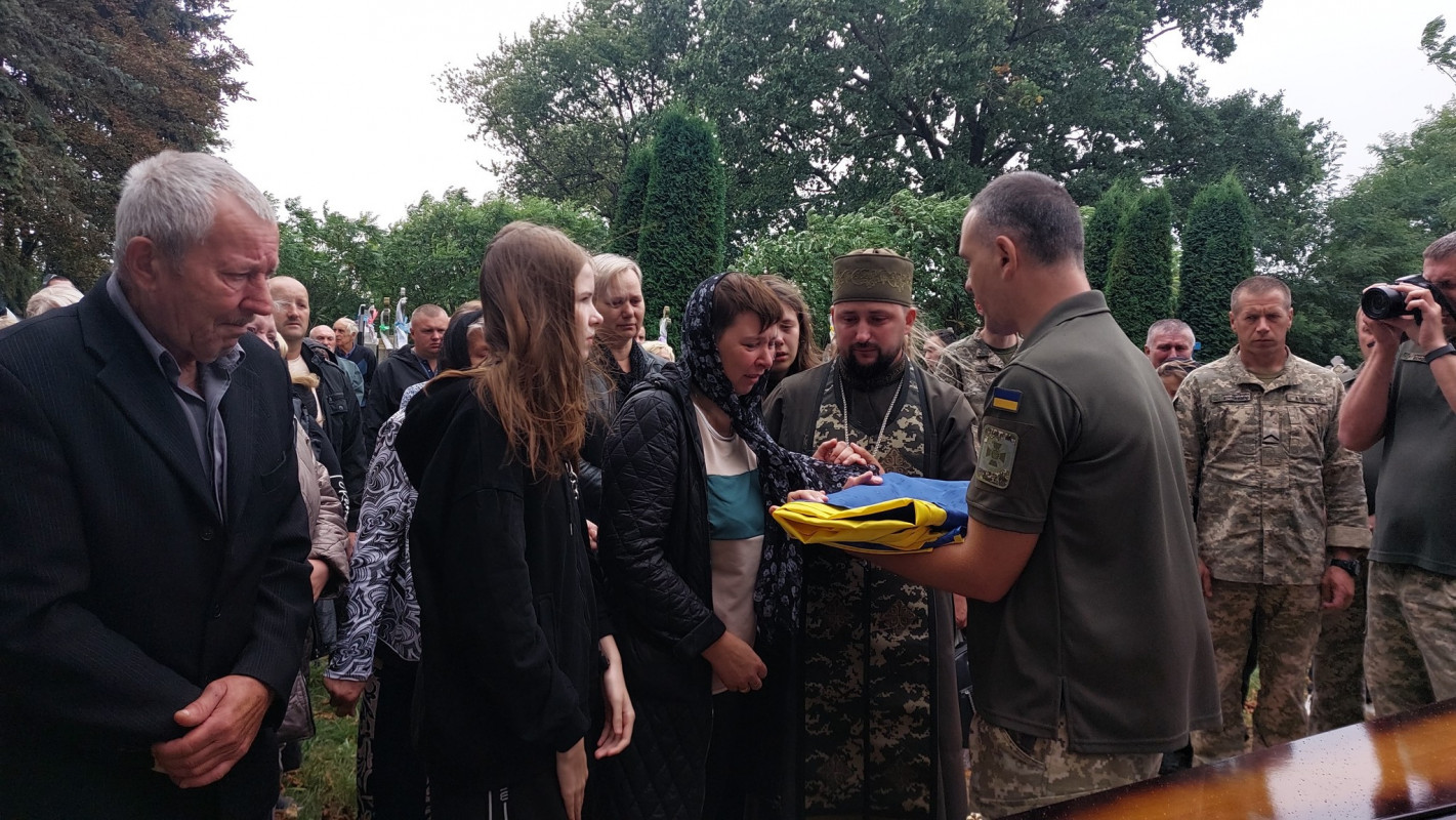 Три місяці боротьби за життя: на Волині провели в останню дорогу захисника Олександра Гуля