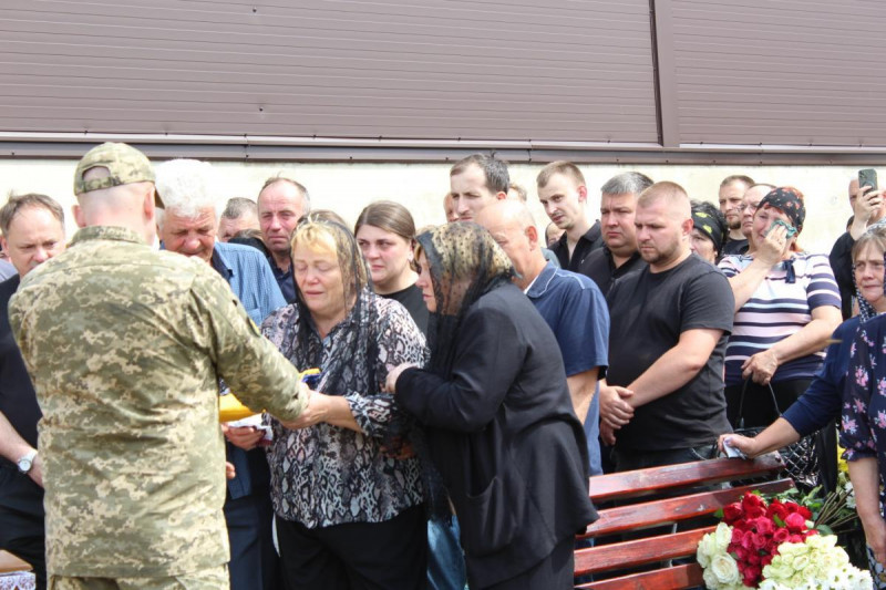 На кладовищі розділили весільний хліб: у громаді на Волині прощалися з молодим Героєм, який загинув на фронті