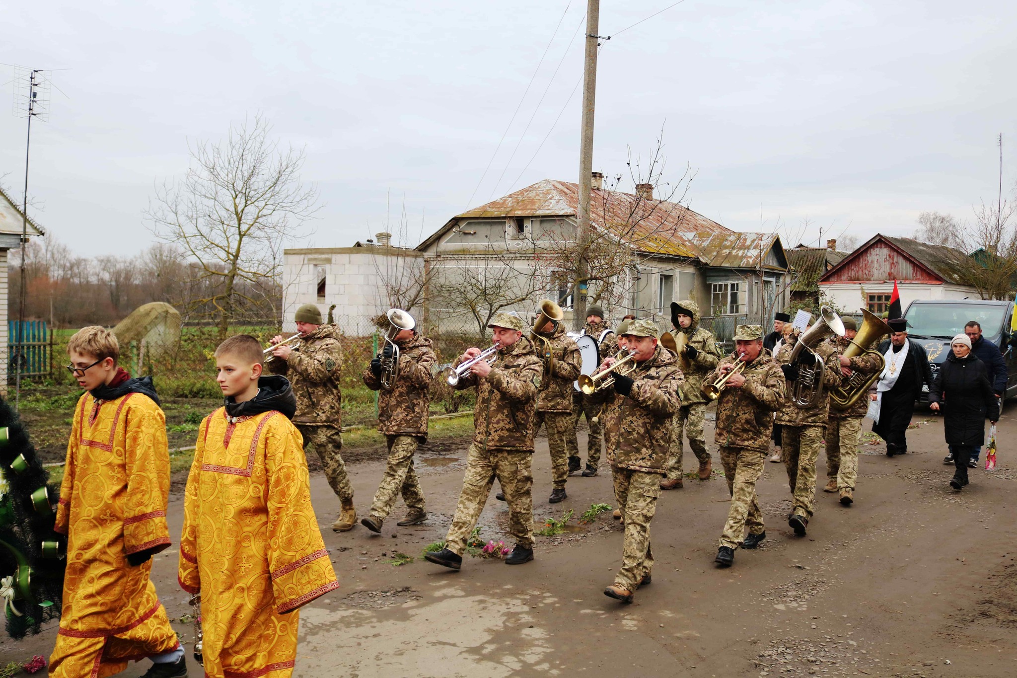Понад рік вважався безвісти зниклим: у Луцькому районі поховали Героя Василя Цвілюка