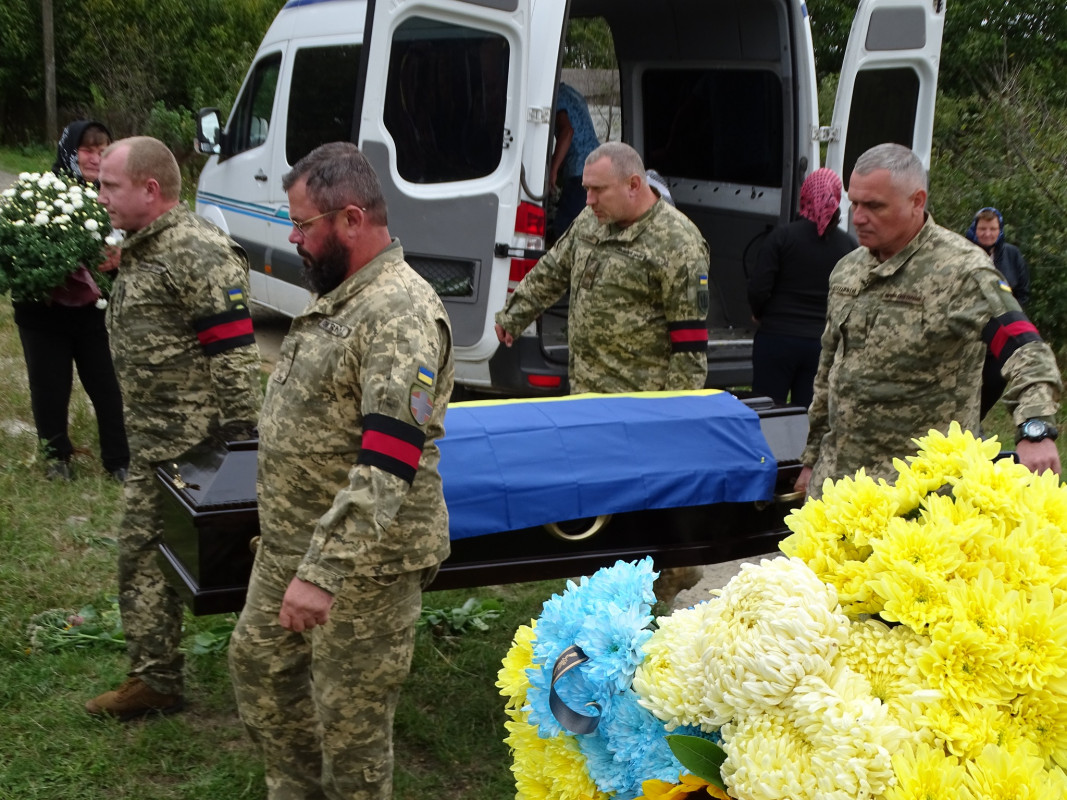 Багато місяців вважався зниклим безвісти: у громаді на Волині поховали Героя Олександра Чирку