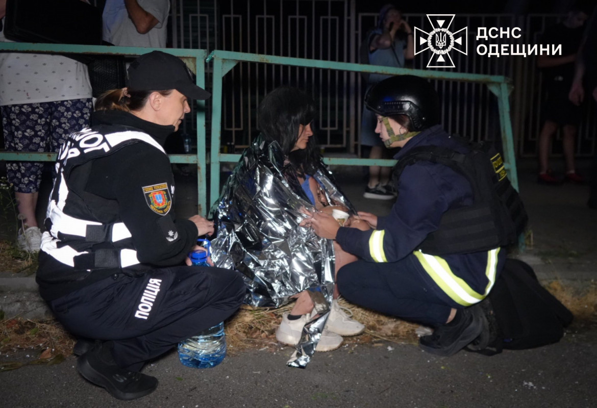Пекельна ніч в Одесі: ворожі дрони влучили в багатоповерхівку, є постраждалі та загибла