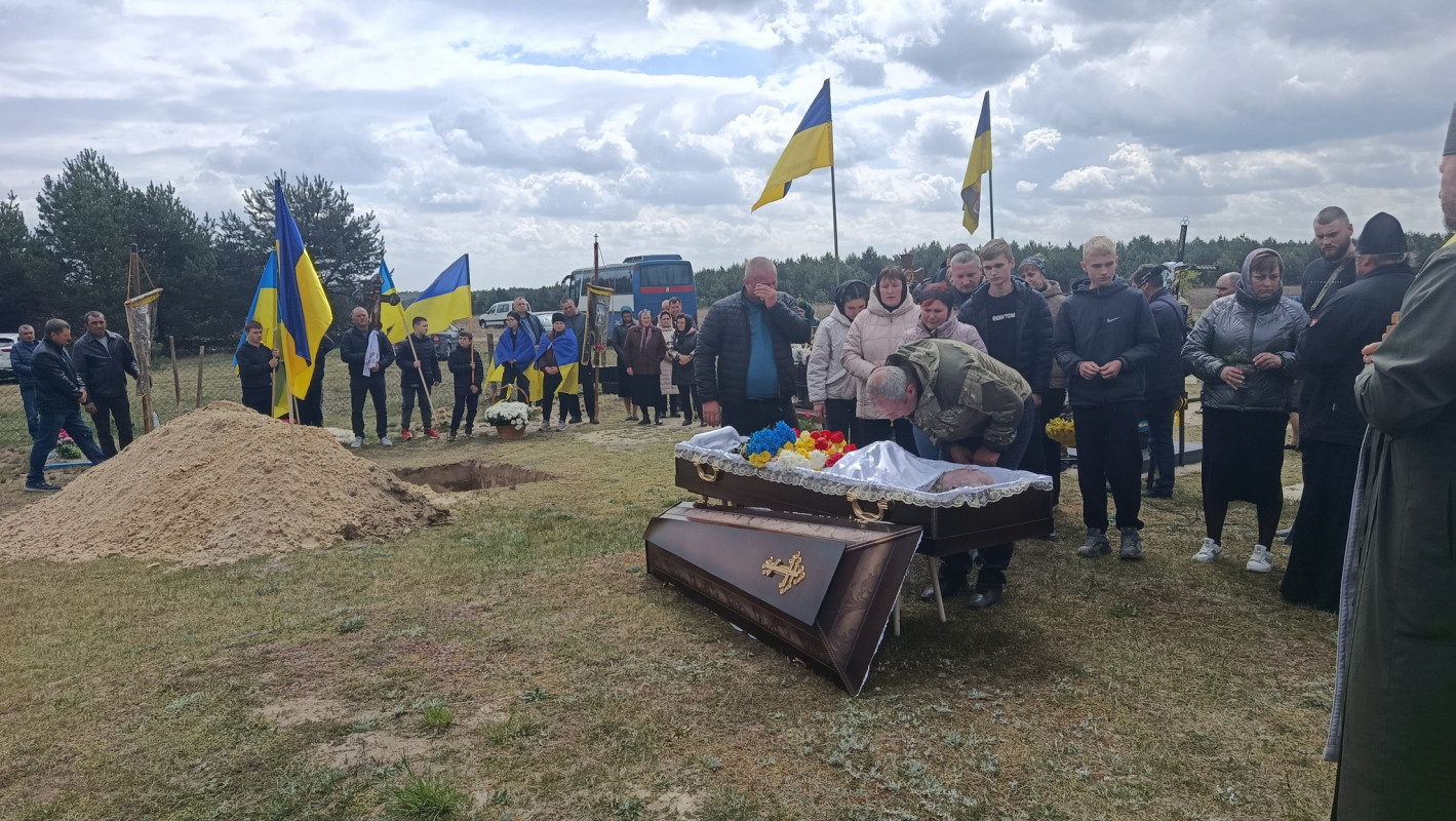 Добровільно став на захист країни: на Волині попрощалися із захисником Володимиром Павлюком