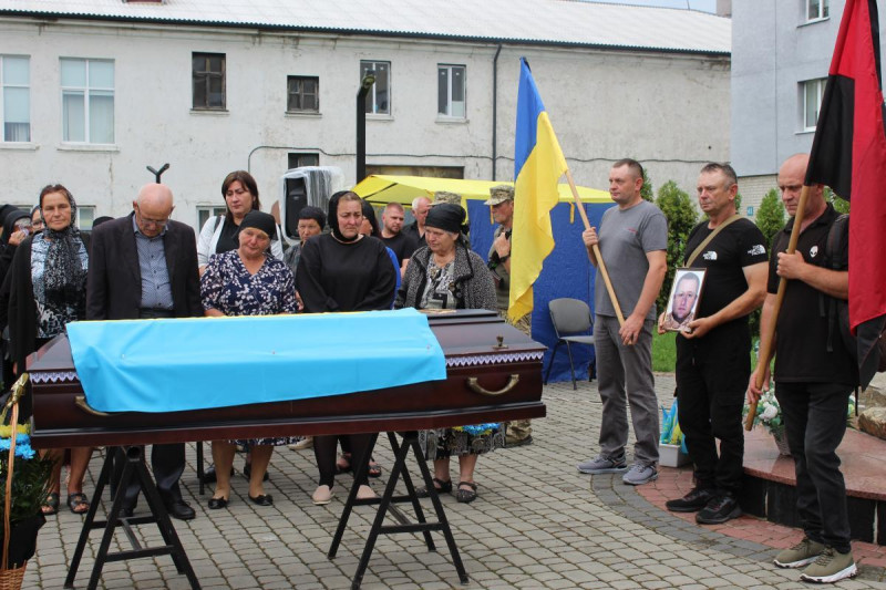 Весільний коровай - у траурній процесії: на Волині попрощалися з Героєм Віктором Бурковським