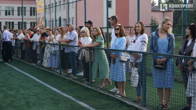 Свято під час війни: як Луцькому ліцеї №9 відзначили 1 вересня. Фоторепортаж