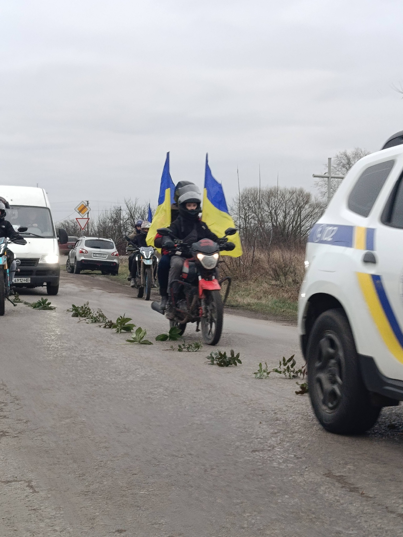 Дев’ять місяців вважався зниклим безвісти: на Волині останню земну дорогу провели Героя Василя Шміло