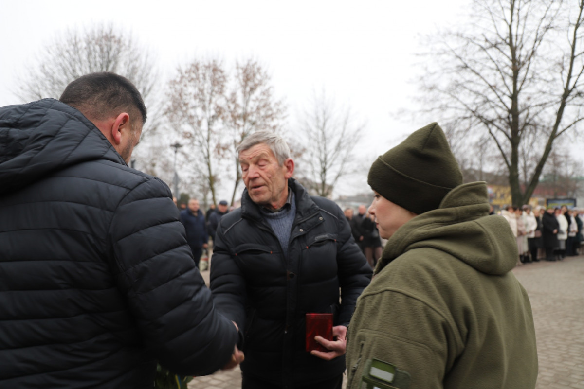 Сподівалися, що захисники з війни повернуться живими та не судилося: рідним загиблих Героїв з Волині вручили їхні ордени