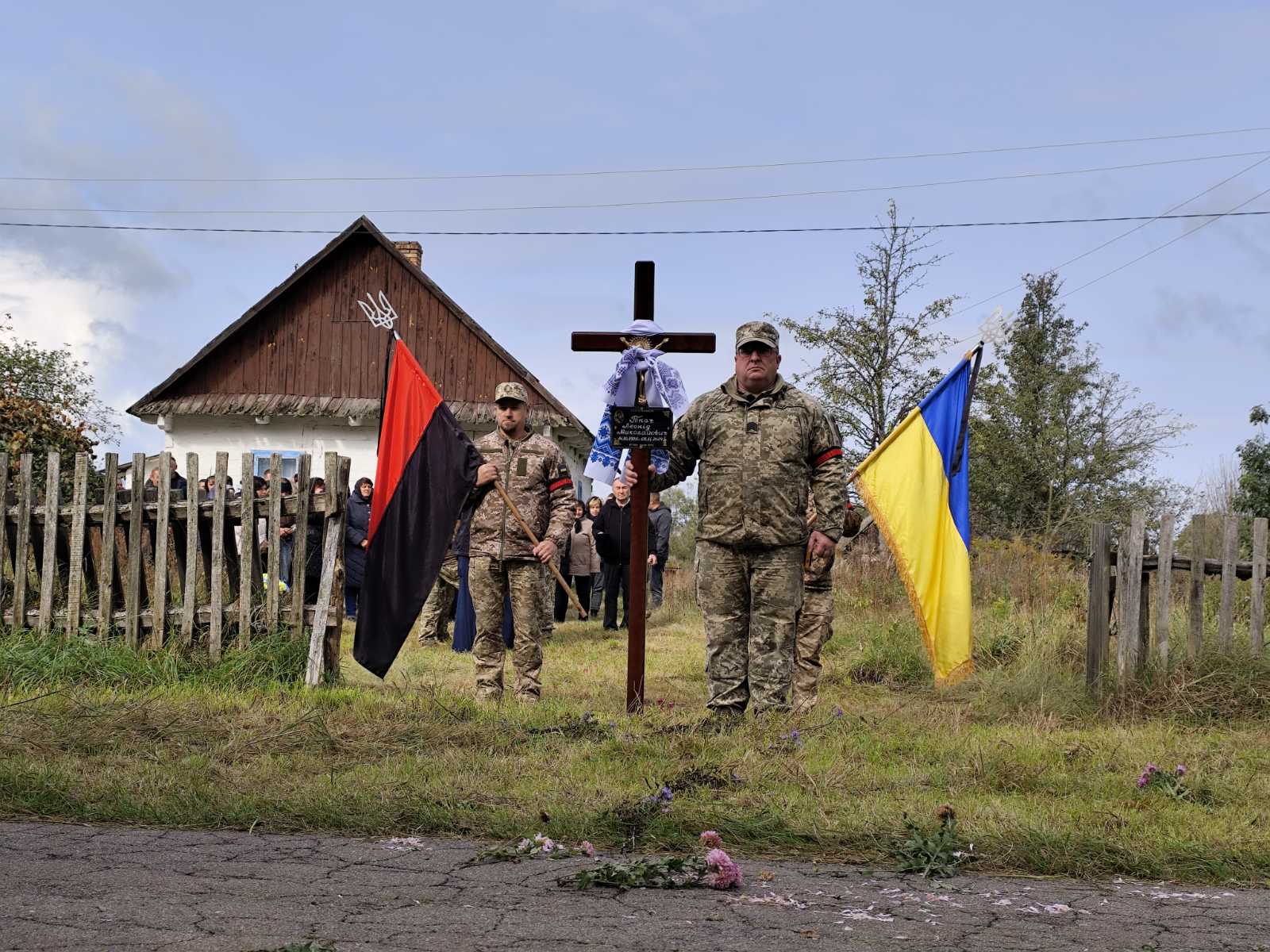 Понад рік вважався зниклим безвісти: на Волині в останню путь провели Героя Леоніда Ткача